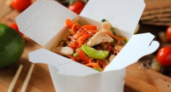 Лапша рисовая с курицей и овощами (Соус ореховый)