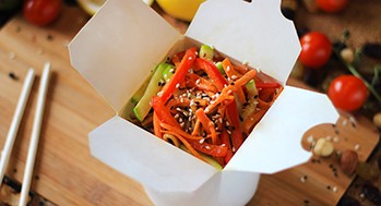 Лапша рисовая с овощами (Соус сладкий чили)