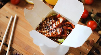 Лапша рисовая с угрем и овощами (Соус сливочный с сыром)