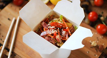 Лапша яичная с беконом и овощами (Соус ореховый)