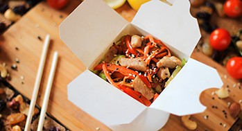 Лапша яичная с свининой и овощами (Соус ореховый)