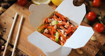 Лапша рисовая с лососем и овощами (Без соуса)
